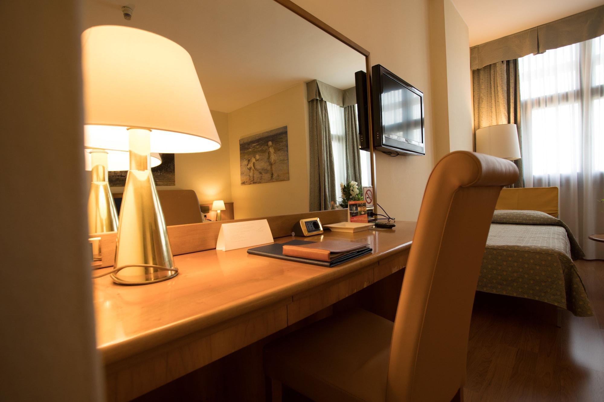 Ih Hotels Milano Eur - Трецано сул Навильо Екстериор снимка