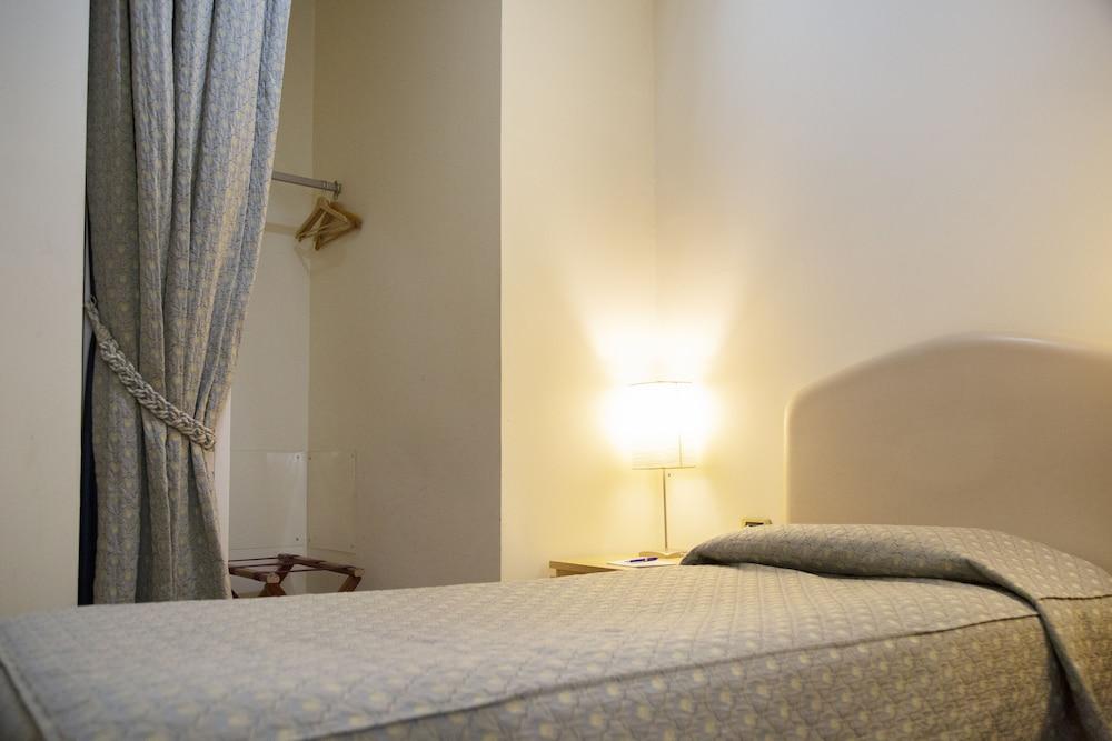 Ih Hotels Milano Eur - Трецано сул Навильо Екстериор снимка