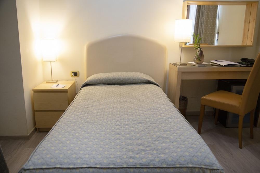 Ih Hotels Milano Eur - Трецано сул Навильо Екстериор снимка