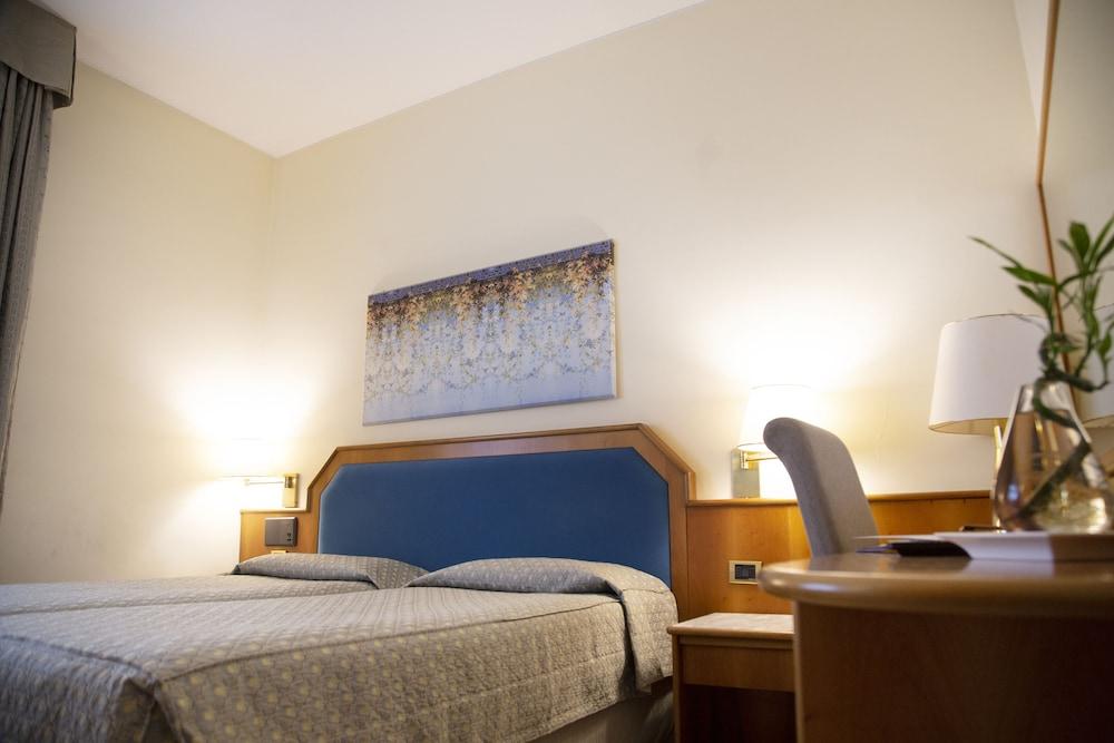 Ih Hotels Milano Eur - Трецано сул Навильо Екстериор снимка