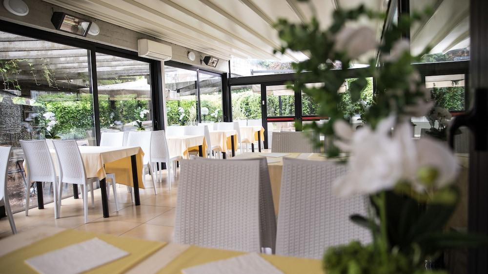 Ih Hotels Milano Eur - Трецано сул Навильо Екстериор снимка