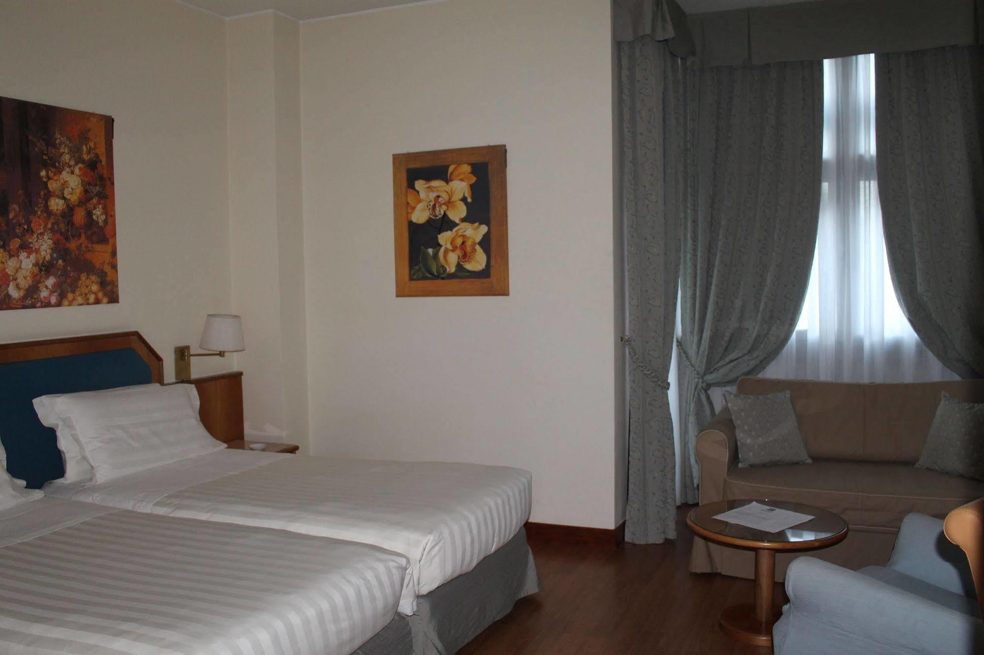 Ih Hotels Milano Eur - Трецано сул Навильо Екстериор снимка